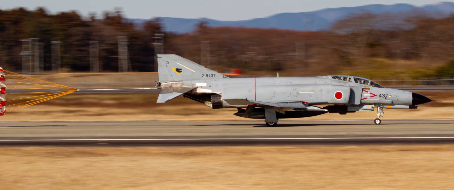 Japanse F-4EJ Phantom landing.