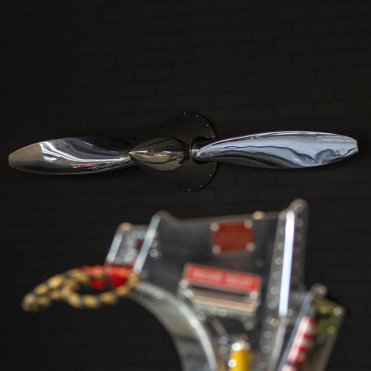 Mirror polished Hartzell propeller and spinner as displayed in Kaeve.