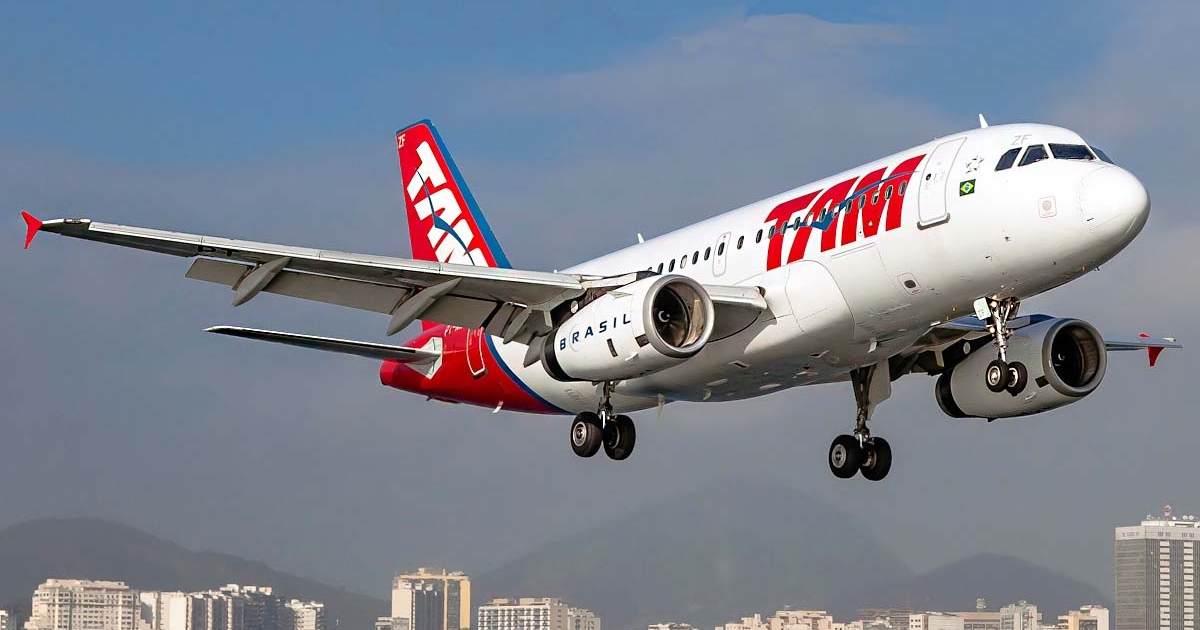 TAM Airbus A319 landing.