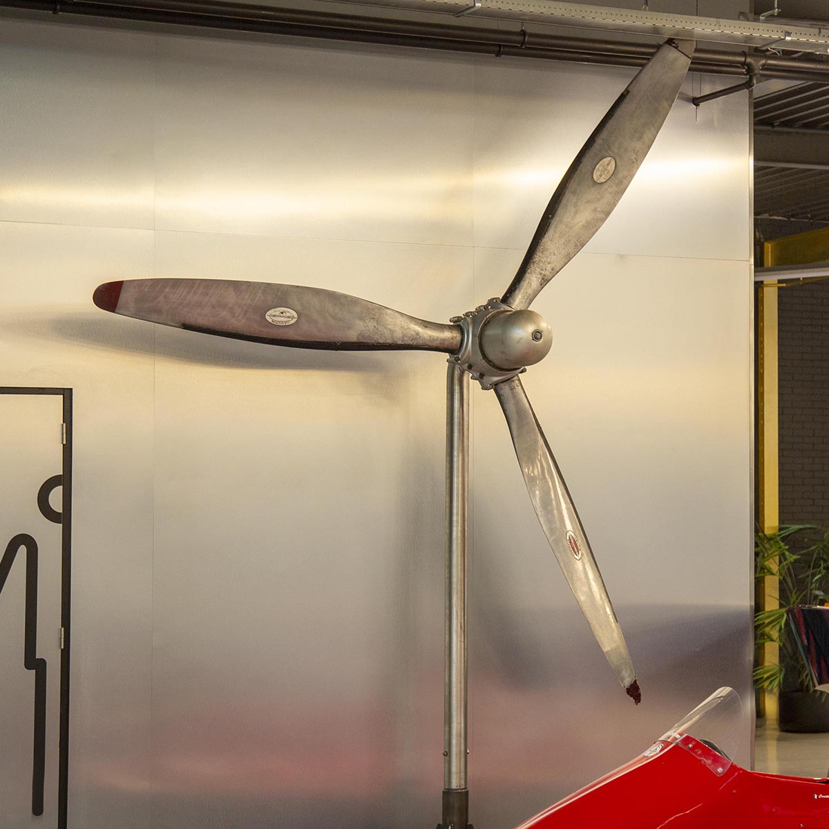 Douglas DC-3 Dakota Hamilton Standard propeller for sale and displayed in Kaeve.