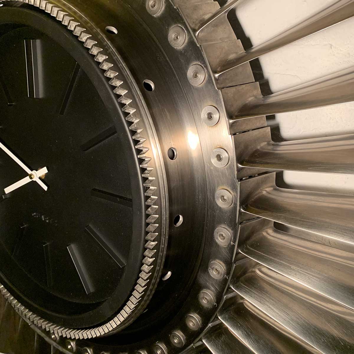 Photo of a part of the engine of a Sukhoi Su-22 aircraft that was turned into a clock.